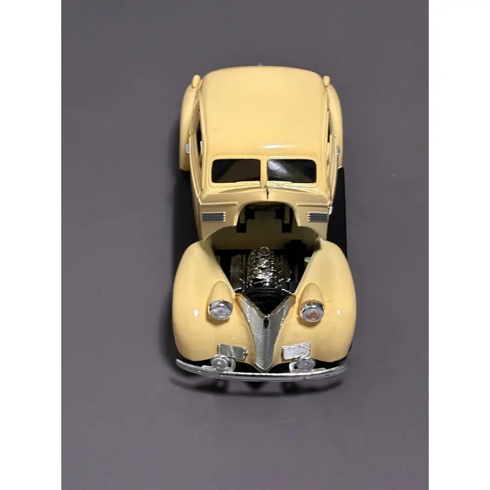 1:24 Scale Motormax 1939 Chevrolet Chevy Coupe No. 73247 (68034) Yellow Die Cast